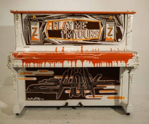 weiss getünchtes Klavier mit braun -oranger grafischer Bemalung und messing ziernägeln