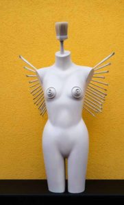 weisse skulptur torso mit Pinseln als Flügel und Kopf